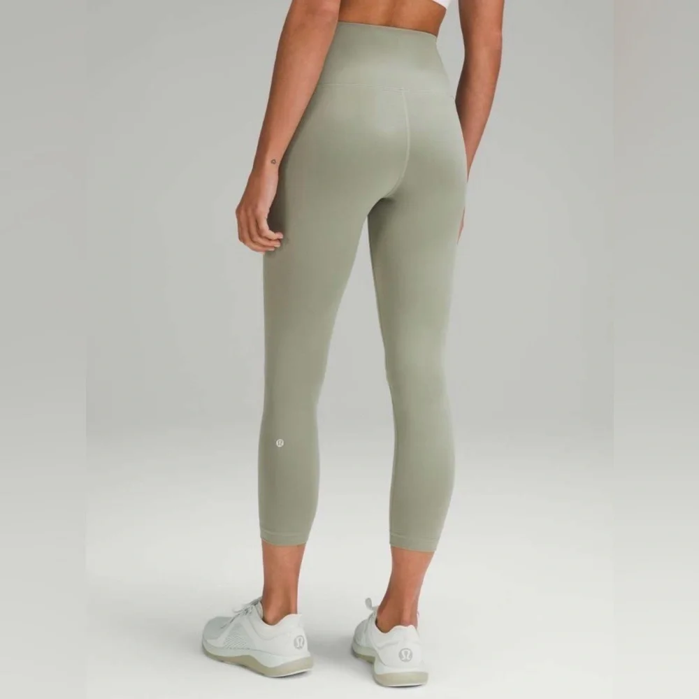 Lululemon sz 12 Wunder Train High-Rise Crop 23